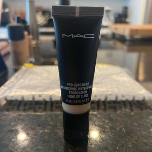 Mac Pro Longwear nourishing Waterpoof Foundation NC30